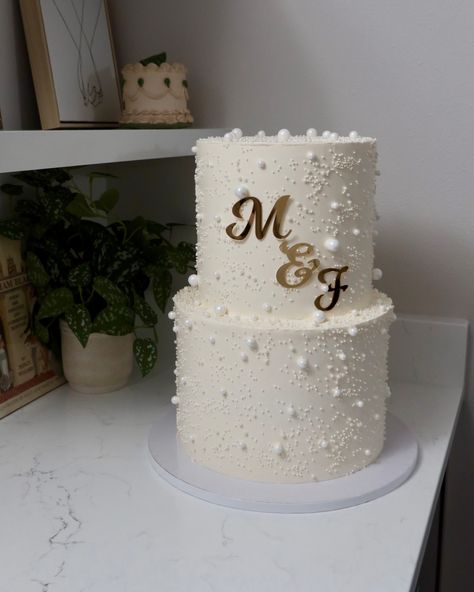 Two-tier wedding cake 💍🎂 - Cake Details - Size: Large two-tier 8” & 10” (3 layers each) Add-ons: Pearls (edible) #WeddingCake, #CustomWeddingCake, #WeddingCakeInspiration, #WeddingCakeDesign, #WeddingCakeldeas, #Luxury WeddingCake, #WeddingCakeGoals, #SeattleWedding, #SeattleWeddingCake, #SeattleCakes, #SeattleBaker, #SeattleBride, #SeattleWeddings, #SeattleWeddingPlanner, #WeddingInspo, #WeddingPlanning, #BrideToBe, #WeddingDetails, #WeddingInspiration, #WeddingDecor, #Engaged, #WeddingDay... Engagement Cake Designs Couple, Small Engagement Cake, Two Tier Pearl Wedding Cake, Half And Half Wedding Cakes, Pearl Two Tier Cake, Elegant Wedding Cake Toppers, 2 Tier Wedding Cakes, Tiered Cake Design, Cake Story