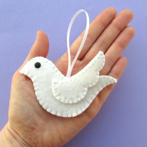 Christmas Ornament Sewing, Earth Embroidery, Felt Birds Ornaments, Diy Felt Christmas Ornaments, Dove Ornaments, Felt Ornaments Patterns, Felt Crafts Christmas, Christmas Craft Projects, Felt Christmas Decorations