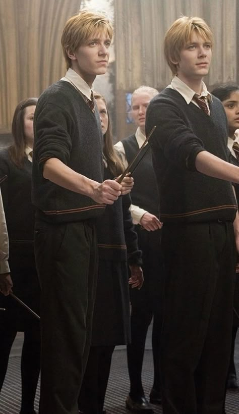 Fred And George, Phelps Twins, Oliver Phelps, Fred And George Weasley, Images Harry Potter, Weasley Twins, Fred Weasley, Harry Potter Actors, Cedric Diggory