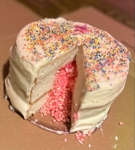 Sprinkles Inside Cake, Gender Determination Cake, Gender Reveal Baking Ideas, Gender Reveal Cake Inside, Stuffed Cake, Cake Gender Reveal, Gender Determination, Pink Sprinkles, Inside Cake