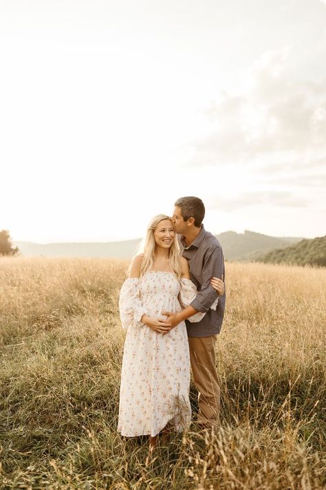 maternity session in the blue ridge mountains. Montana Maternity Photos, Mountain Maternity Photos, Mountain Maternity Shoot, Mountains Photoshoot, Expecting Couple, Mountain Family Photos, Pregnant Style, Big Family Photos, Vintage Maternity