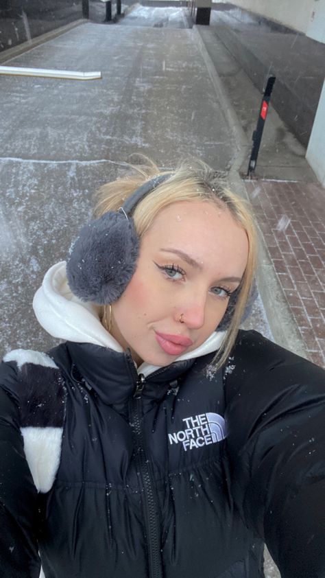 Ear Puffer, Black North Face Puffer, Puffer Outfit, The North Face Puffer, Girls Winter Jackets, Winter Vibes, Black Puffer, Fairy Grunge, Black North Face