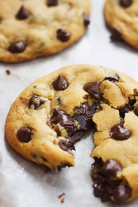 Big Chocolate Chip Cookies, Stuffed Chocolate Chip Cookies, American Cookies, Fudge Cookies, Delicious Cookie Recipes, Hot Fudge, Eat Dessert, Chocolate Chip Cookie, Cookie Desserts