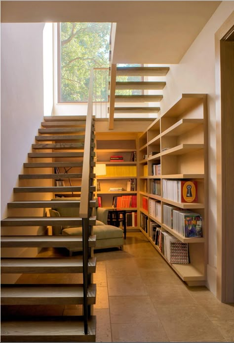 Wade Design Architects, working with Total Concepts homebuilders, created a library and reading area under the main stairs in a Bennett Valley, California weekend house. Photography by John Costill & Paul Dyer Space Under Stairs, درج السلم, Contemporary Staircase, House Organisation, Stair Case, Home Library Design, Home Stairs Design, Seni Dan Kraf, Lodge Decor