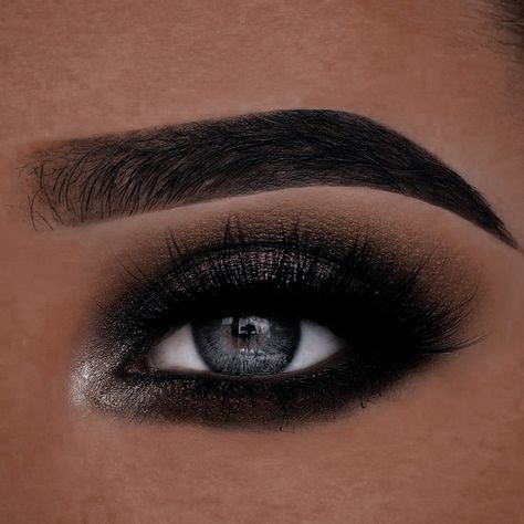 Gothic Eye Makeup, Halloween Eyeshadow, Black Smokey Eye Makeup, Black Eye Makeup, Eye Makeup Images, Glitter Makeup Looks, Prom Eye Makeup, Smokey Eyeshadow, Unique Makeup