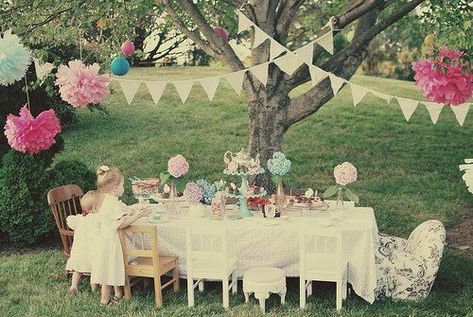 Absurdly pretty children's garden tea party. Vintage Tea Parties, Alice Tea Party, Decoration Shabby, Princess Tea Party, Party Trends, Girls Tea Party, Alice In Wonderland Tea Party, Vintage Tea Party, Fairy Birthday