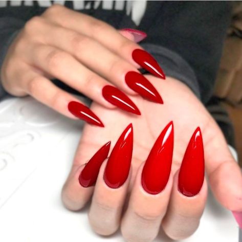 Red Stiletto Nails, Long Red Nails, Stiletto Nails Short, Red Nail Art Designs, Long Stiletto Nails, Red Nail Art, Red Manicure, Red Acrylic Nails, Pointed Nails