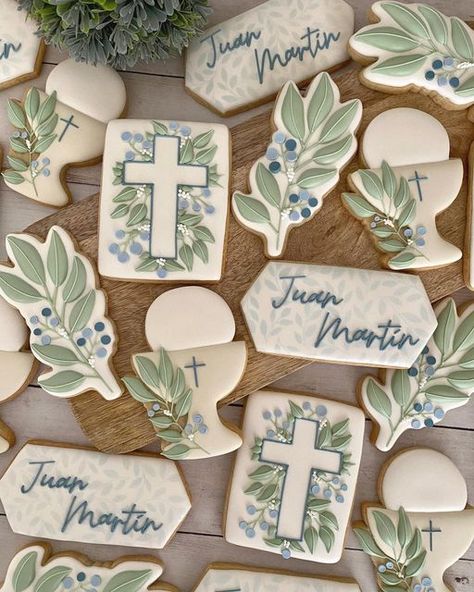 Andre Cookies on Instagram: "First Communion set! One on my favorites so far #cookiesofinstagram #cookieoftheday #decoratedcookies #firstcommunion #firstcommunioncookies #baptismcookies #floralcookies #ediblefavors #cookieart #instagood #galletas #galletasdecoradas #galletaspersonalizadas #galletascomunion" Boy Communion Cookies, 1st Communion Cookies Boy, First Communion Cookies Boys, Communion Cookies Decorated, Boy First Communion Ideas Decoration, First Communion Cookies Decorated, Confirmation Cookies Decorated, 1st Communion Party Ideas Boy, 1st Communion Cookies