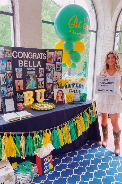 13 Trendy 2023 Graduation Decor Ideas To Surprise Your Guests - Its Claudia G Grad Photo Background, College Theme Graduation Party Ideas, Graduation Party Senior Table, Graduation Party Sign Ideas, Grad Party Photo Display Table, Outdoor Food Serving Ideas, Graduation Mirror Ideas, Table Set Up For Graduation Party, Graduation Party Boards