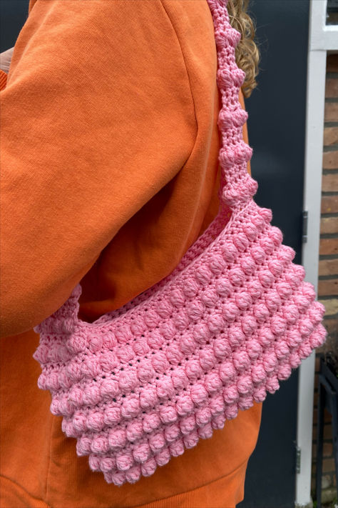 Crochet bobble stitch bag. Crochet bag pattern Pink Crochet Bag, Crochet Bobble Stitch, Puff Stitch Crochet, Stitch Bag, Bobble Stitch Crochet, Bobble Crochet, Crochet Bobble, Crochet Pink, Pink Crochet