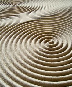 This picture is an example of the Golden Ratio or Golden Mean (circles). Sand Garden, Zen Gardens, Japanese Gardens, Sand Art, Pattern Texture, Land Art, Zen Garden, Japanese Garden, On The Ground