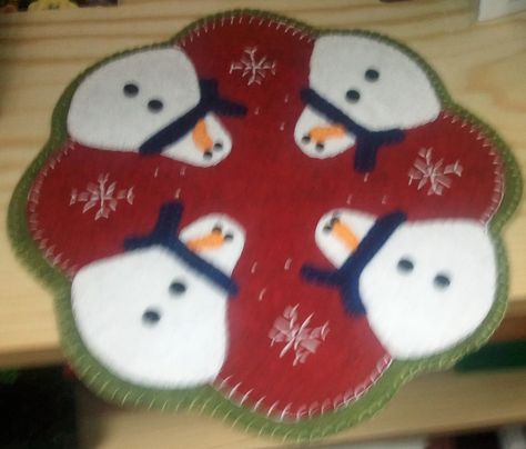 Snowman candle mat Snowman Candle Mat, Felt Decor, Snowman Candle, Candle Mat, Penny Rugs, Felt Decorations, D Craft, Wool Applique, Table Toppers