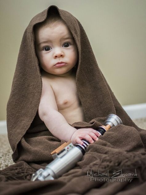 Star Wars Birthday Photo Shoot, Star Wars Baby Photoshoot, Star Wars Maternity Photoshoot, Star Wars Milestone Picture, Starwars Newborn Photoshoot, Star Wars Photo Shoot, Nerdy Newborn Pictures, Creative Monthly Baby Photos, 6 Month Baby Picture Ideas Boy