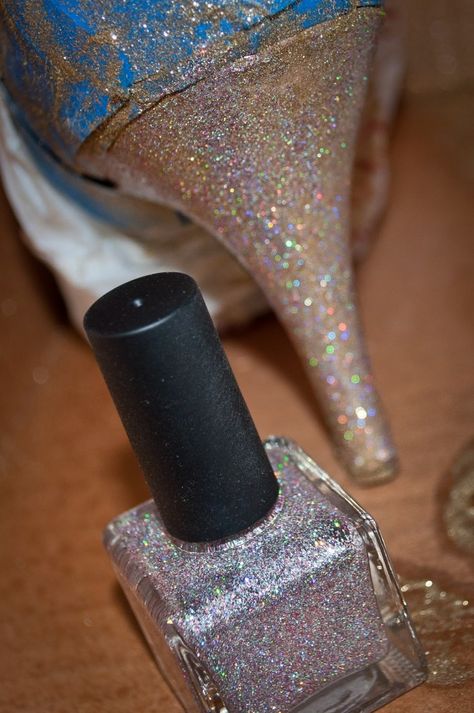 DIY Glitter heels using nail polish Diy Heels Makeover, Budget Wedding Ideas, Diy Glitter Shoes, Diy Heels, Glitter Spray Paint, Shoe Hacks, How To Make Glitter, Diy Wedding On A Budget, Shoe Makeover