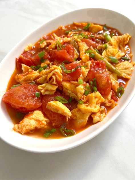 Ingredients: - 3 tomatoes - 4 eggs - 3 round slices of ginger - Green onions - Chicken powder 1 tsp - Oyster sauce 1/2 tbsp - Ketchup 1 tbsp - Sugar 3 tsp Egg Stir Fry, Tomato Eggs, Chicken Powder, Tomato Egg, Shrimp Burger, Onion Chicken, Oyster Sauce, Burger Recipes, Green Onions