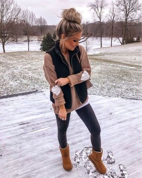 Style Ideas To Wear UGG Boots This Season » Celebrity Fashion, Outfit Trends And Beauty Tips Popular Fall Outfits, 400 Robux Outfit, Outfit Ideas 70s, Hippie Outfit Ideas, University Outfit Ideas, Fall Wallpaper Aesthetic, Outfit Ideas Baggy, Winter Casual Outfits, Outfit Vaquero