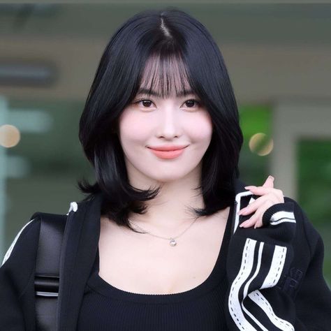 twice momo airport icons Kpop Short Hair, Twice Momo, Short Bangs, Hairstyles For Layered Hair, Sana Momo, Hirai Momo, Hair Stylist Life, Short Hair With Bangs, Hairstyles With Bangs