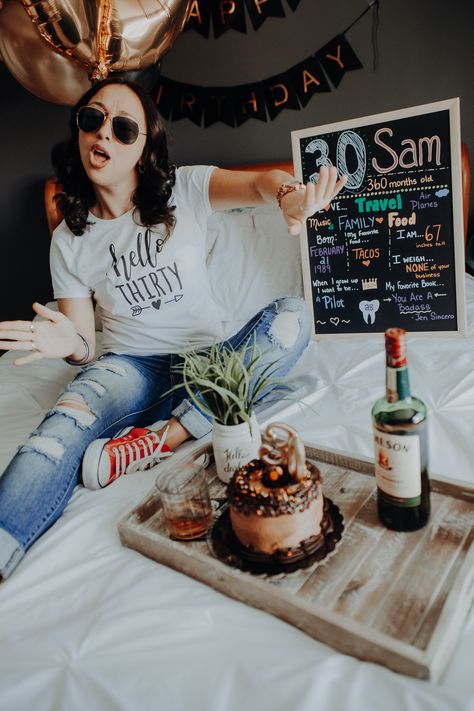 Casual 30th Birthday Photoshoot, Fun 30th Birthday Photo Shoot, 30th Birthday Pictures For Women, 30 Flirty And Thriving Photoshoot, 30th Birthday Picture Ideas, Turning 30 Photoshoot, 30 Photoshoot 30th Birthday, Dirty Thirty Photoshoot, 35th Birthday Photoshoot Ideas