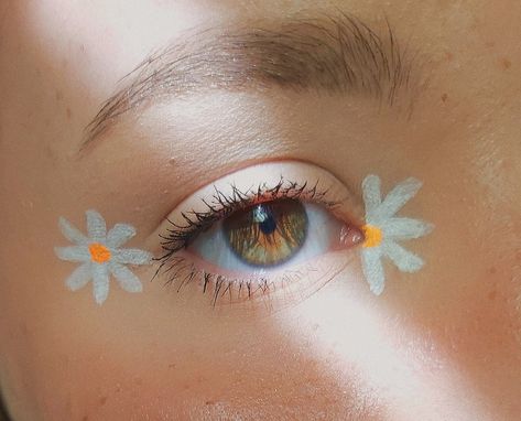 Insta: @artsi.ana 
This is not my original work but a recreation of the trend. Flower Liner Makeup, Daisy Eye Makeup, White Eyeliner Designs, Flower Graphic Liner, White Dots Makeup, White Graphic Eyeliner, Eyeliner Alt, Flower Eyeliner, Daisy Makeup