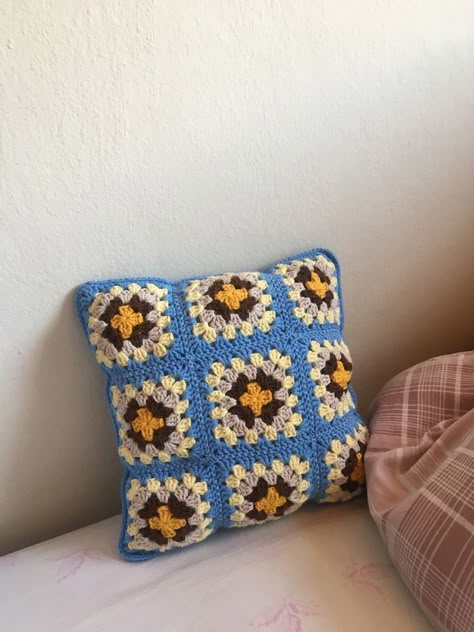 Pillow Granny Square Crochet, Pillow Case Knitting Pattern, Cushion Covers Crochet, Crochet Pillow Case Granny Squares, Granny Square Pillows, Crochet Pillow Granny Square, Crochet Pillow Cover Granny Square, Crocheted Pillow Covers, Granny Square Pillow Case