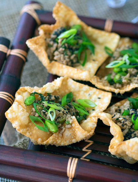 Crispy Wonton Dumplings, easy Japanese canape Canapes Ideas, Dumplings Easy, Japanese Appetizers, Wonton Dumplings, Canapes Recipes, Ny Food, Crispy Wonton, Party Bites, Diy Easy Recipes