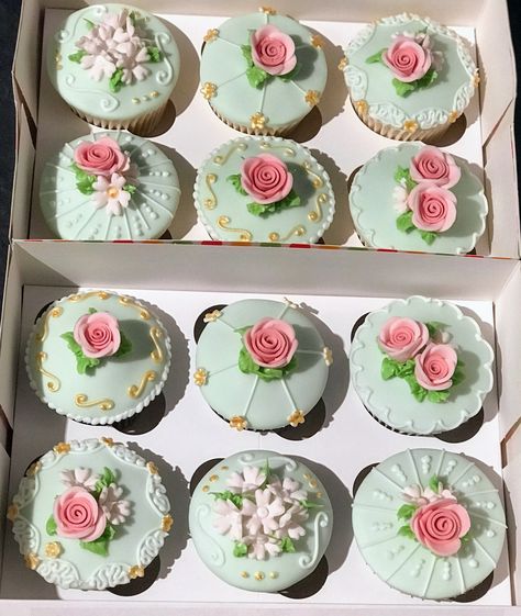 Vintage Birthday Cupcakes, Vintage Cupcake Designs, Bridgerton Cupcake Ideas, Vintage Style Cupcakes, Vintage Cupcakes Ideas, Vintage Tea Party Cake, Tea Party Cupcakes Ideas, Cottage Core Cupcakes, Bridgerton Cupcakes