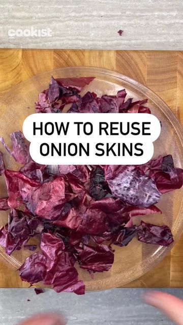 Cookist Wow on Instagram: "‼️ Every time you peel onions, stop throwing the skin away! Do this instead ⤵️ 👉INGREDIENTS onions (of any kind) 👉METHOD Wash the onion skins under running water and microwave them on high heat, until they’re crunchy and easily break within your hands. To make the powder, blend the peels in a mixer. 🙌This is how you’ll make a super good onion powder. It’s so fragrant and perfect to garnish and jazz up your dishes. Store your freshly-made onion powder in a cool and Onion Skin Tea, Onion Peel Powder, How To Make Onion Powder, Drying Onions, How To Make Ink, Potato Drawing, Homemade Dry Mixes, Cookist Wow, Dehydrated Onions