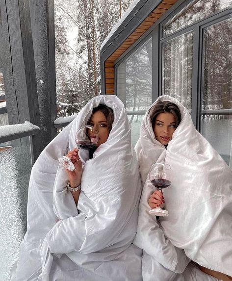 Winter Beach Picnic, Winter Pose Ideas, Winter Cabin Bachelorette Party Ideas, Winter Wellness Aesthetic, Ski Trip Bachelorette Party, Birthday Ski Trip, Skiing Poses, Cabin Trip Outfit, Bestie Shoot