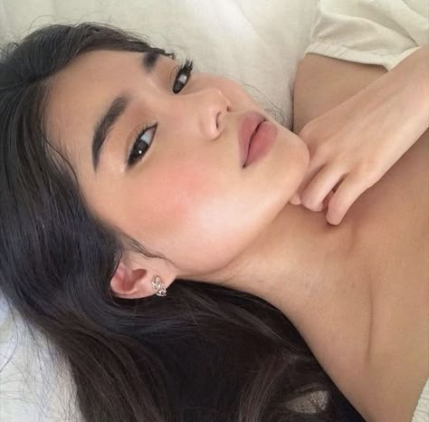 Ava Chen, Straight Eyebrows, Straight Brows, Fashion Haircut, Double Menton, Soft Makeup Looks, Cute Makeup Looks, Soft Makeup, Clean Makeup