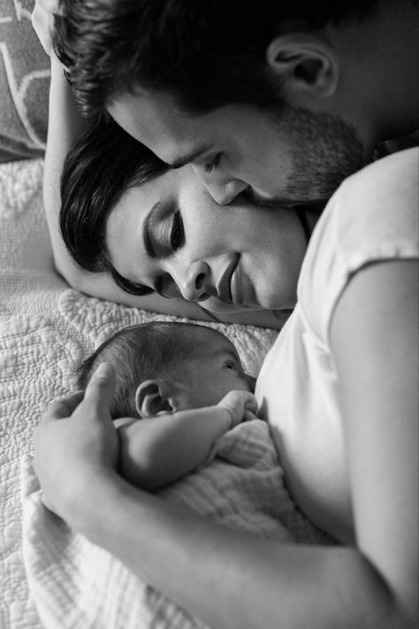 Parents And Newborn Pictures, New Mom Pictures, Couple Newborn Photography, Newborn Mama Photography, Father Son Newborn Pictures, Newborn Couple Photography, New Parents Photoshoot, Newborn Photography Boy With Mom, Newborn And Daddy Pictures