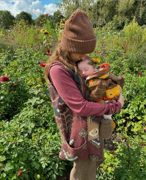 Pregnant Hippie, Hippie Mom Aesthetic, Parenthood Aesthetic, Baby Bumps Aesthetic, Granola Mom Aesthetic, Crunchy Mom Aesthetic, Hippie Pregnancy, Hippie Family, Ivy Aesthetic