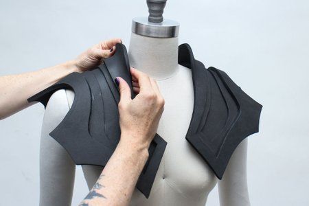 How to make Sara's shoulder plates in leather ? Introduction to EVA Foam: 7 Steps (with Pictures) Batman And Iron Man, Superhero Costume Design, Cosplay Foam, Eva Foam Armor, Disfraz Star Wars, Futuristic Costume, Foam Costume, Foam Cosplay, Armadura Cosplay