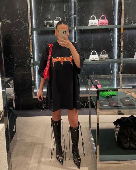 Kylee Walker on Instagram: "Metal oversized T-shirt $925 Cagole Boot $2750 Le Cagole XS Shoulder bag $3250 . . . . #balenciaga #balenciagaoutfit #salesassociate #luxuryfashion #designeroutfit #designerfashion" Balenciaga Shirt Outfit, Balenciaga T Shirt Outfit, Balenciaga Bag Outfit, Balenciaga Outfit, Oversized Shirt Outfit, Style Must Haves, Balenciaga Shirt, Balenciaga Boots, Balenciaga T Shirt