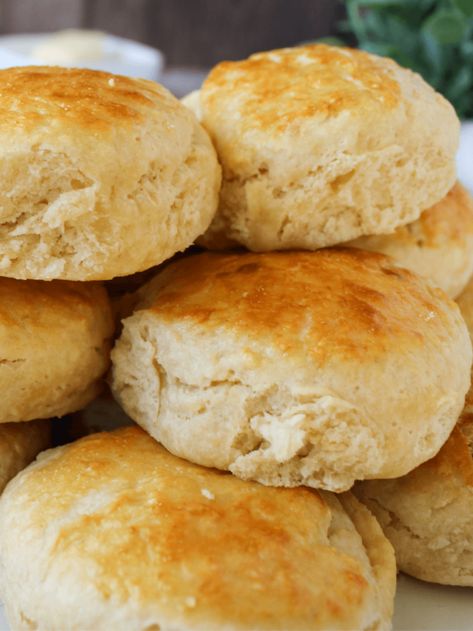 Popeyes Biscuits, Popeyes Biscuit Recipe, Egg Biscuits, Biscuit Sandwich, Homemade Buttermilk, Biscuits Easy, Copycat Restaurant Recipes, Food Club, Pastry Blender