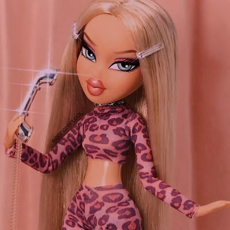 Bratz Doll Makeup, Black Bratz Doll, Bratz Doll Outfits, Brat Doll, Bratz Girls, Doll Aesthetic, 2000s Aesthetic, Doll Makeup, Pastel Pink Aesthetic