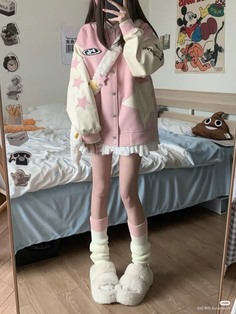 Softie Y2k Outfits, Kawaii Fall Outfits, Kawaii Girl Outfits, Kawaii Winter Outfits, Kawaii Clothes Outfits, Pink Aesthetic Outfits, Pink Varsity Jacket, Light Pink Aesthetic, Kawaii Jacket