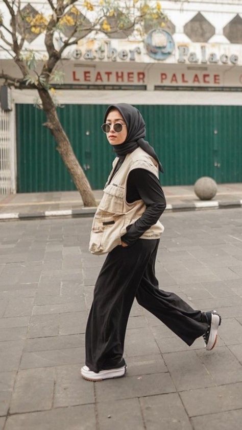 Utility Vest Outfit Streetwear, Ootd Traveling, Boyish Outfit, Utility Outfit, Utility Vest Outfit, Singapore Outfit, Hijab Streetwear, Vest Outfits Men, Outfit Ngampus