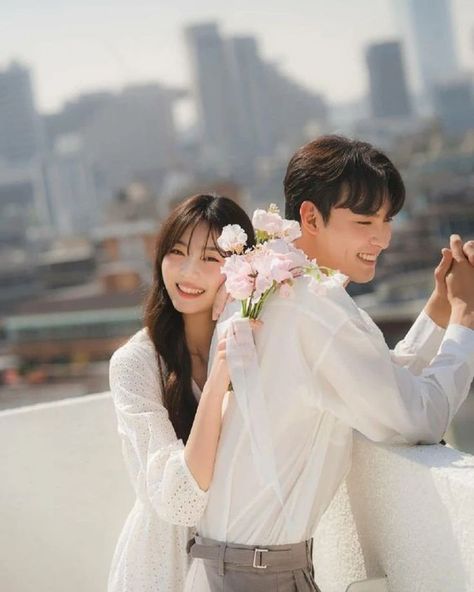 What makes South Korean-style pre-wedding photos interesting is the combination of simple clothing and out of the box photo locations. Are you guys Korean Engagement Photos, Aesthetic Prewedding, Korean Prewedding Photography, Prenup Shoot, Pose Prewedding, Foto Prewedding, Pre Wedding Photoshoot Props, 12 Cung Hoàng Đạo, Korean Wedding Photography