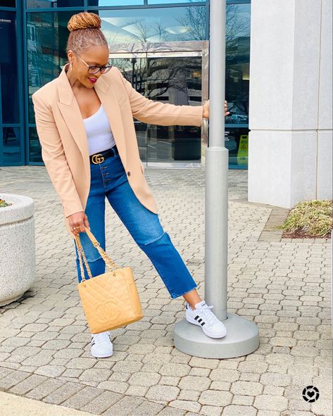 Dress up your spring Adidas sneakers with an oversized blazer, boyfriend ripped jeans, Gucci belt and Chanel bag Blazer Sneakers Outfit, Jogger Jeans Outfit, Blazers And Sneakers, Blazer And Sneakers Outfit, Sneakers Outfit Spring, Outfits With Pink, Blazer Sneakers, Jeans Gucci, Adidas Outfits