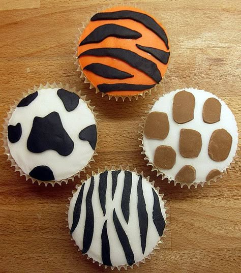 Cupcake pelle di animale, molto semplici e troppo carini! Animal Print Cupcakes, Animal Print Party, Jungle Birthday Party, Jungle Cake, Safari Cakes, Zoo Birthday, Animal Cupcakes, Safari Birthday Party, Jungle Birthday