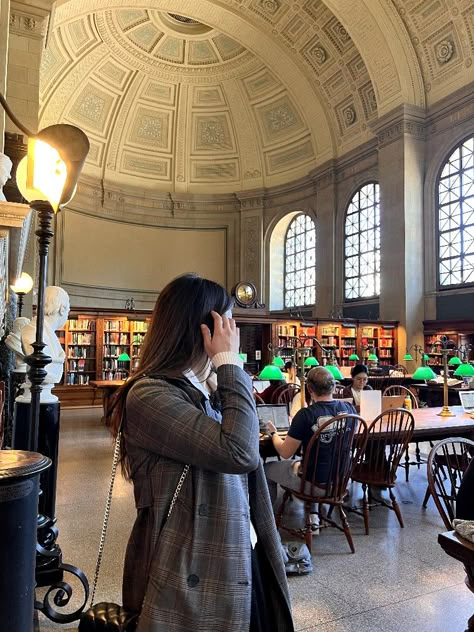 Boston College Library, Newbury Street Boston Aesthetic, Boston Lifestyle Aesthetic, Boston Public Library Aesthetic, Boston Inspo Pics, Boston Student Aesthetic, Northeastern University Aesthetic, Boston Girl Aesthetic, Boston University Aesthetic