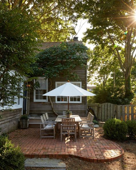 Small Brick Patio, Hamptons Cottage, Brick Patio, Garden Deco, Brick Patios, Backyard Inspo, Small Backyard Patio, Small Backyard Design, Backyard Patio Designs