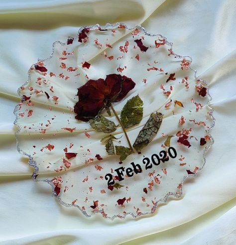 Preserving Roses In Resin, Rose Preservation Ideas, Resin Frame Ideas, Rose Resin Art, Rose Preserved In Resin, Rose Preservation, Resin Preservation, Resin Flower Preservation, Diy Birthday Gifts For Him