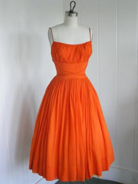 :O Vintage-style orange dress. Can I have sixty thousand???? 50's Fashion, Orange Chiffon, Picnic Dress, Diy Vetement, Trip Outfits, Fashion Friday, Tangerine Orange, Female Clothing, Rockabilly Dress