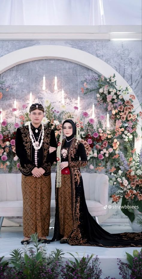 Wedding Dress Hijab Adat Jawa, Pernikahan Adat Jawa Hijab, Wedding Dress Jawa, Javanese Wedding Hijab, Wedding Jawa Hijab, Kebaya Wedding Hijab, Pengantin Jawa Hijab, Wedding Adat Jawa, Pose Foto Pernikahan