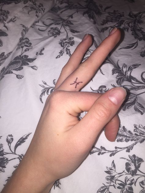 Pisces finger Tattoo Pisces Tattoo On Finger, Pisces Hand Tattoo, Pisces Finger Tattoo, Cats Tattoo Ideas, Tattoo Pisces, Tattoo Between Breast, Pisces Tattoo Designs, Sister Tattoo Ideas, Tattoo For Boyfriend