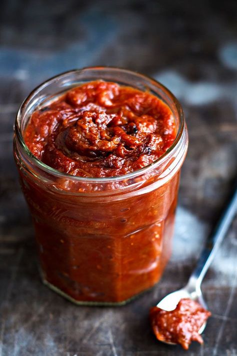 Rhubarb BBQ Sauce- This tangy condiment will definitely enhance your spring and summer cookouts. Vegan Grill, Homemade Bbq Sauce Recipe, Backyard Grilling, Bbq Sauce Recipe, Bbq Sauce Homemade, Homemade Bbq, Rhubarb Recipes, Barbecue Sauce, Adobo