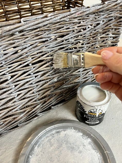 Painting Baskets Ideas, Painting Wicker Baskets, Painted Wicker Baskets, Wicker Basket Makeover, Diy Wicker Basket, Paint Wicker Basket, Spray Paint Wicker, Painting Baskets, Dry Brush Painting