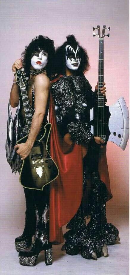 Paul Stanley and Gene Simmons-Kiss....... School Kiss, Kiss Photos, Kiss Artwork, Gene Simmons Kiss, Eric Singer, Kiss Images, Eric Carr, Peter Criss, Kiss Army