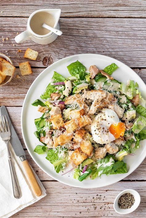 What makes this the ultimate Caesar salad? It features all the best classic additions (chicken, bacon, eggs, croutons), plus extra veggies and a delicious homemade dressing that doesn’t include anchovies! Salad Caesar, Salad Aesthetic, Homemade Caesar, Cheesy Spaghetti, Eggplant Curry, Resep Salad, Caesar Salad Recipe, Easy Chicken Breast, Bacon Eggs